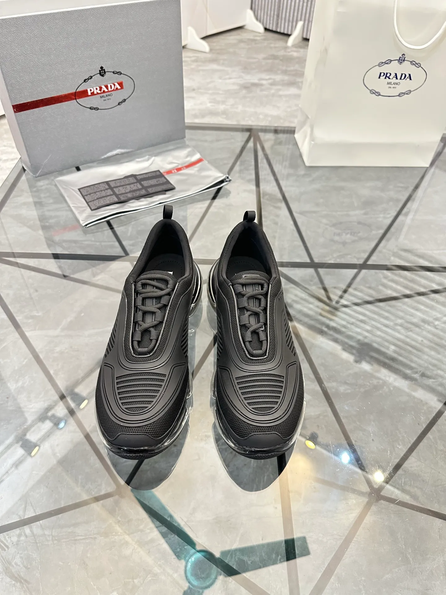Men's shoes for sale 💰: 💰P660¥ High-end top quality Product trademark: Prada *"Prada*" low-top casual shoes Regular size: 38-45 (can be customized to 46) Product materials: Upper imported from the counter original material, breathable lining, cowhide foot pads, original air cushion outsole. No.: 001